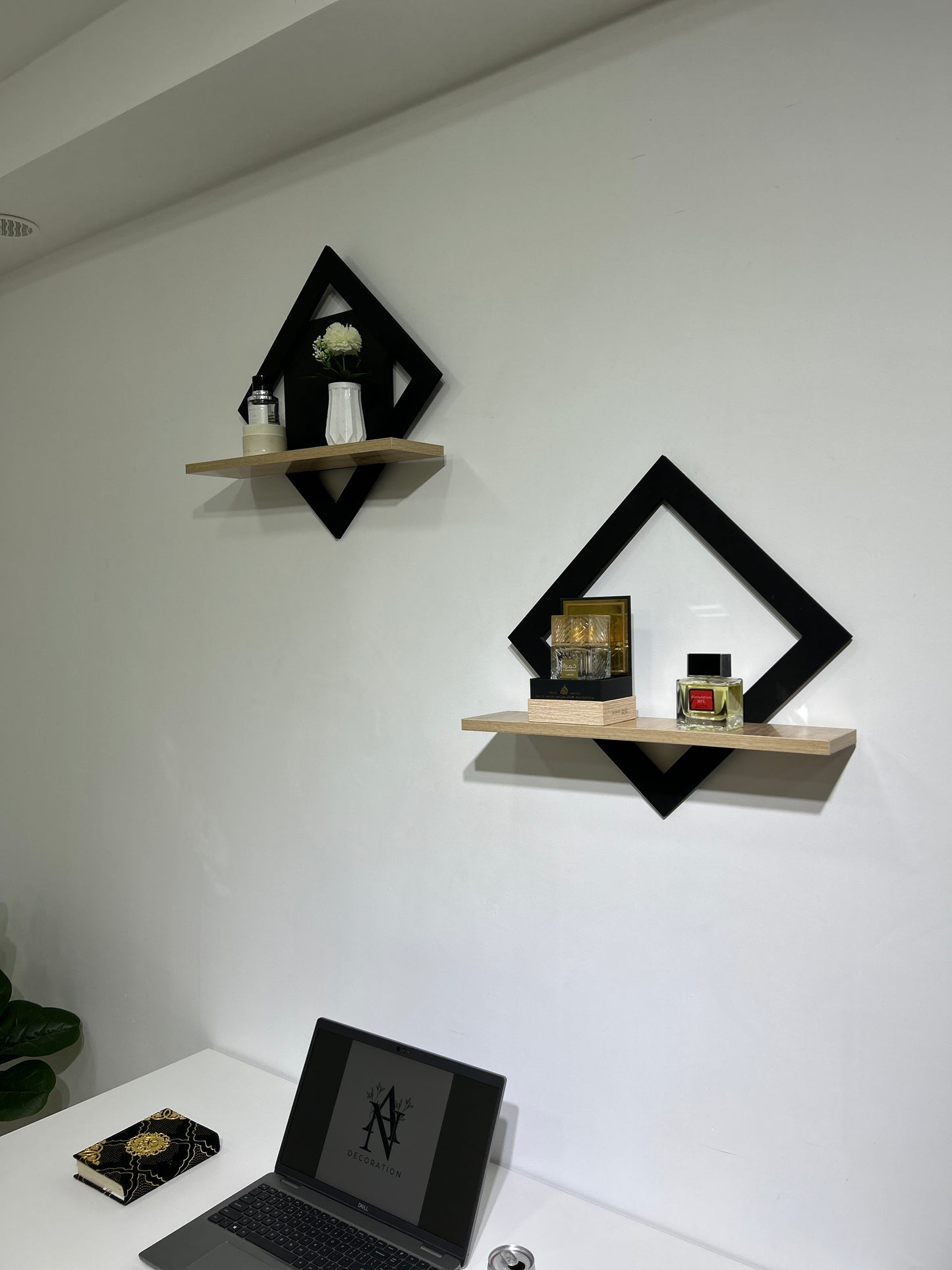 ديكور جداري أنيق – رف مربع مائل للمكتب